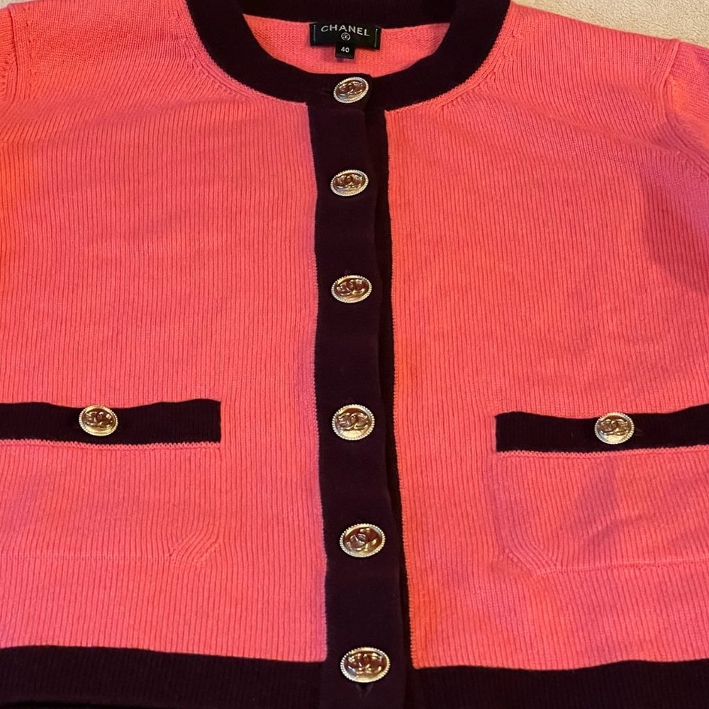 ❌SOLD❌ CHANEL 100% Cashmere Two-Tone CC Button Cardigan (fits S/M) - Picture 3 of 15